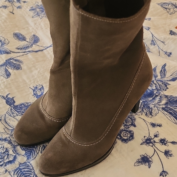 La CANADIENNE Tan Beige Natural Gray Brown Suede Heeled Boots - Picture 11 of 13
